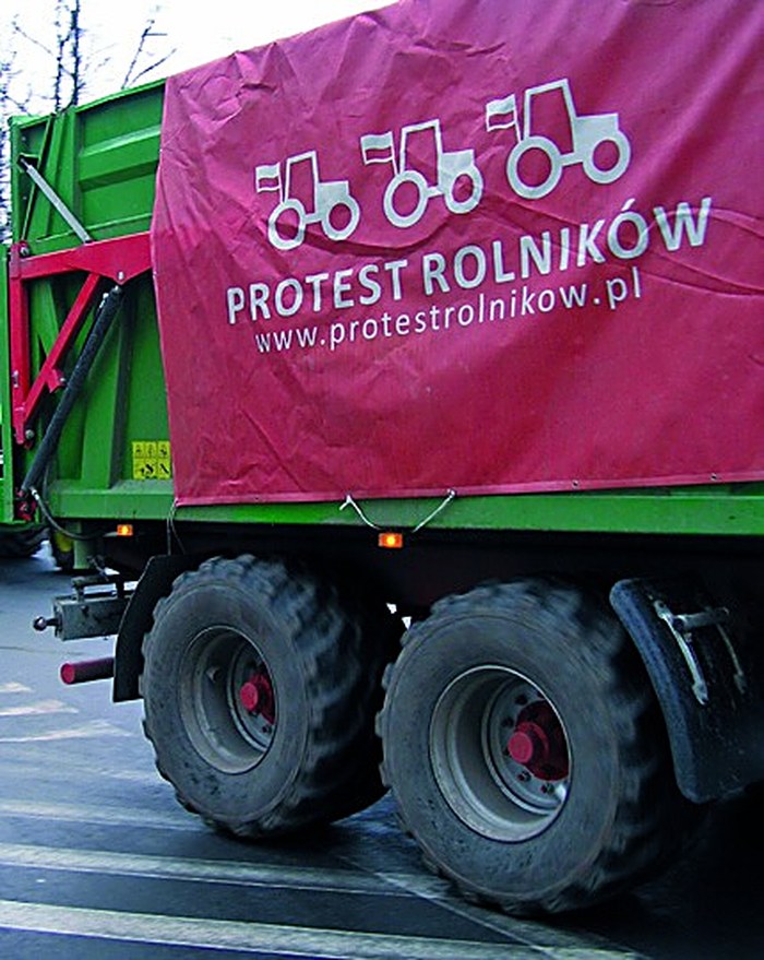 Przyczepa z transparentem Protest Rolników, obrona polskiej ziemi, 2014