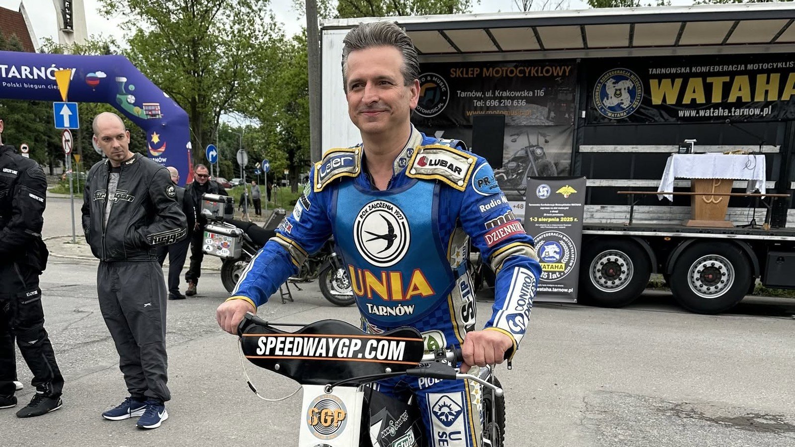 Były żużlowiec Robert Wardzała w niebiesko-żółtym kevlarze Unii Tarnów na motocyklu żużlowym w Tarnowie