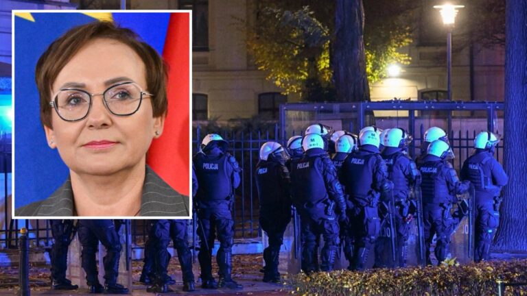 Sędzia Anna Korwin-Piotrowska w okularach, obok policjanci w kaskach przy siedzibie Trybunału Konstytucyjnego