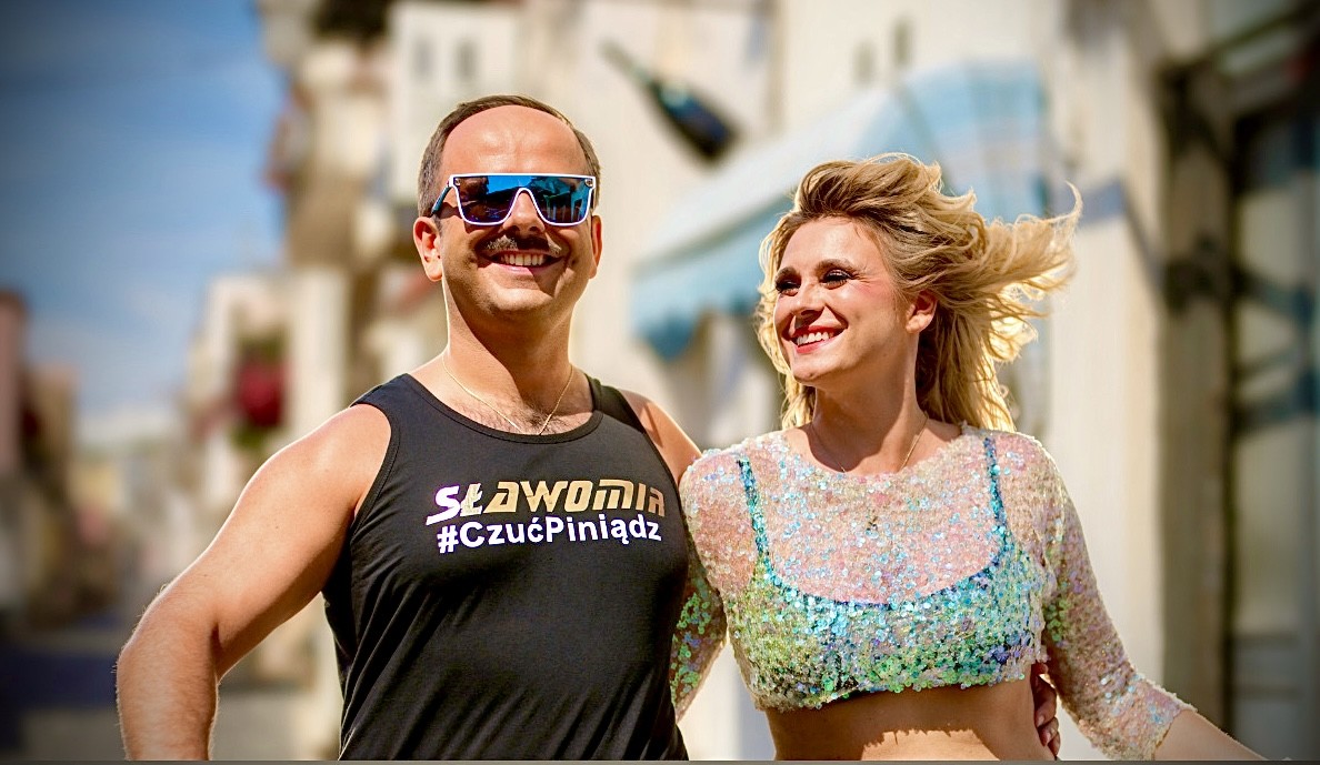 Sławomir w koszulce #CzućPiniądz i Kajra w cekinowym topie na słonecznej ulicy