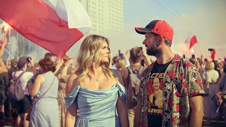 Sławomir i Kajra wśród biało-czerwonych flag i rac w Warszawie, kadr z teledysku Syrenka