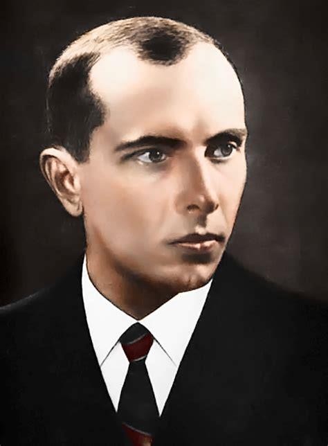 Portret Stepana Bandery, przywódcy OUN-B, w ciemnym garniturze i krawacie