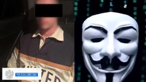 Zatrzymany 21-letni student z zasłoniętą twarzą w radiowozie obok białej maski na tle zielonych znaków