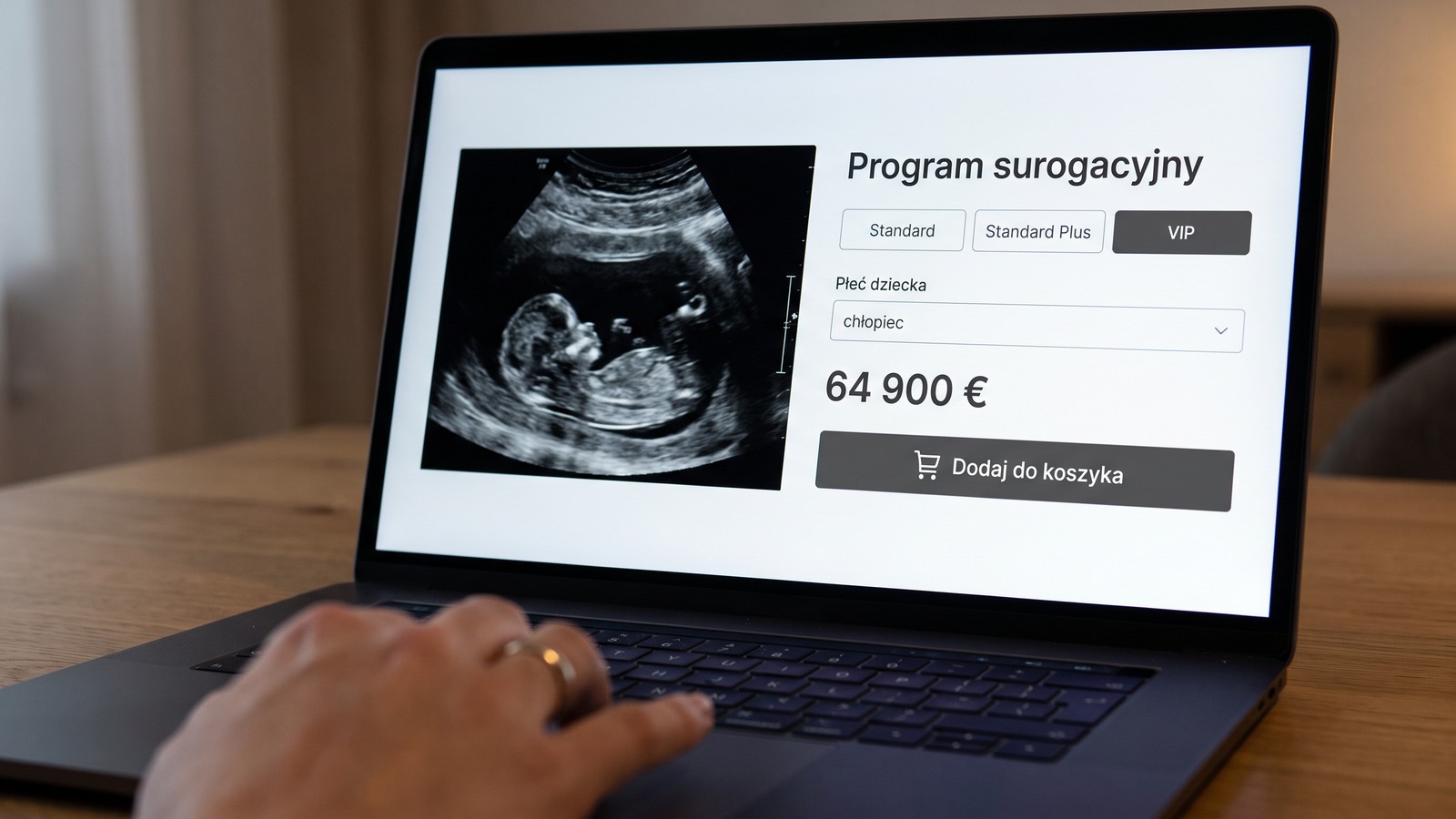 Ekran laptopa ze stroną sklepu internetowego: program surogacyjny, warianty Standard, Standard Plus i VIP, wybór płci dziecka, cena 64 900 euro i przycisk dodaj do koszyka
