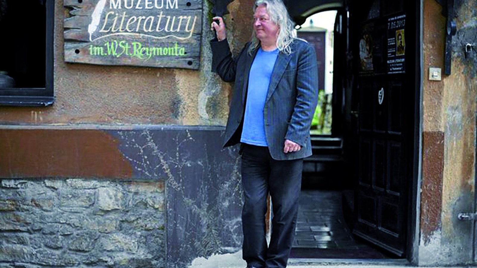 Tadeusz Modrzejewski przed Muzeum Literatury im. Władysława Reymonta w Bielsku-Białej