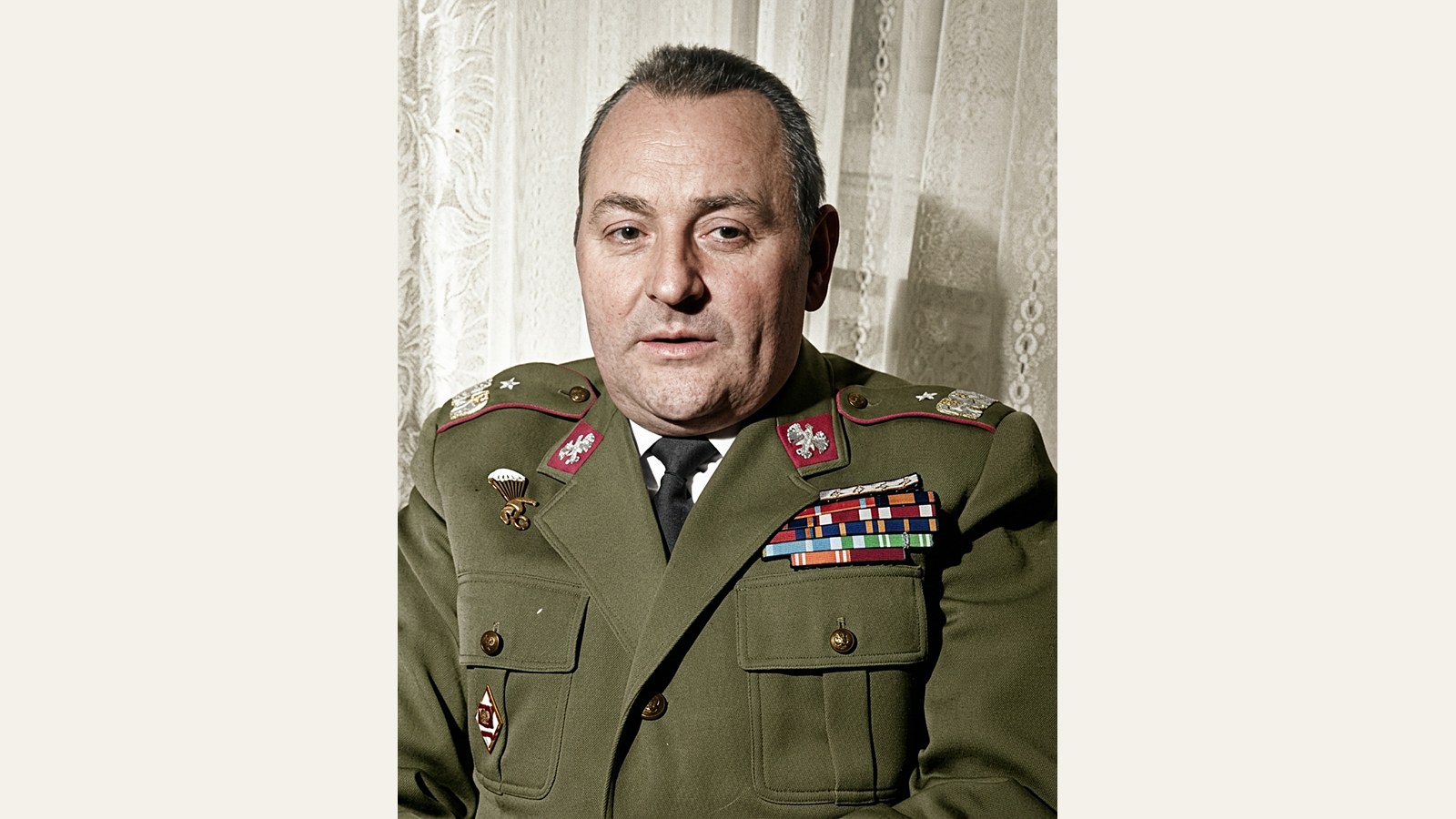 Gen. Tadeusz Pietrzak w mundurze, pochowany na Wojskowych Powązkach przy kwaterze Ł, fotografia pokolorowana