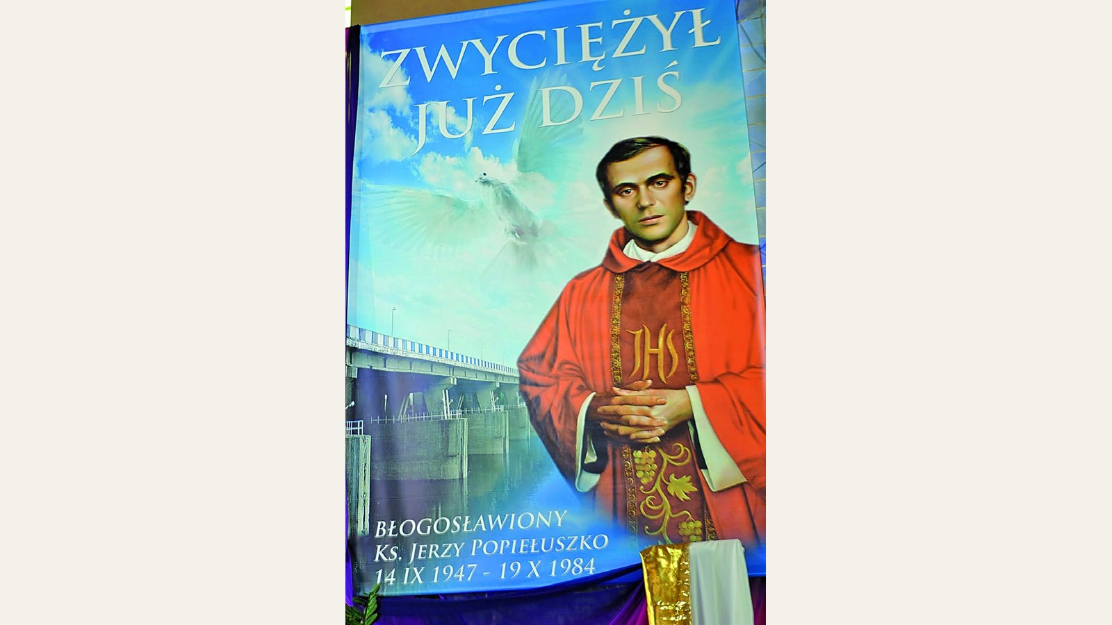 Baner z wizerunkiem bł. ks. Jerzego Popiełuszki w sanktuarium przy tamie we Włocławku