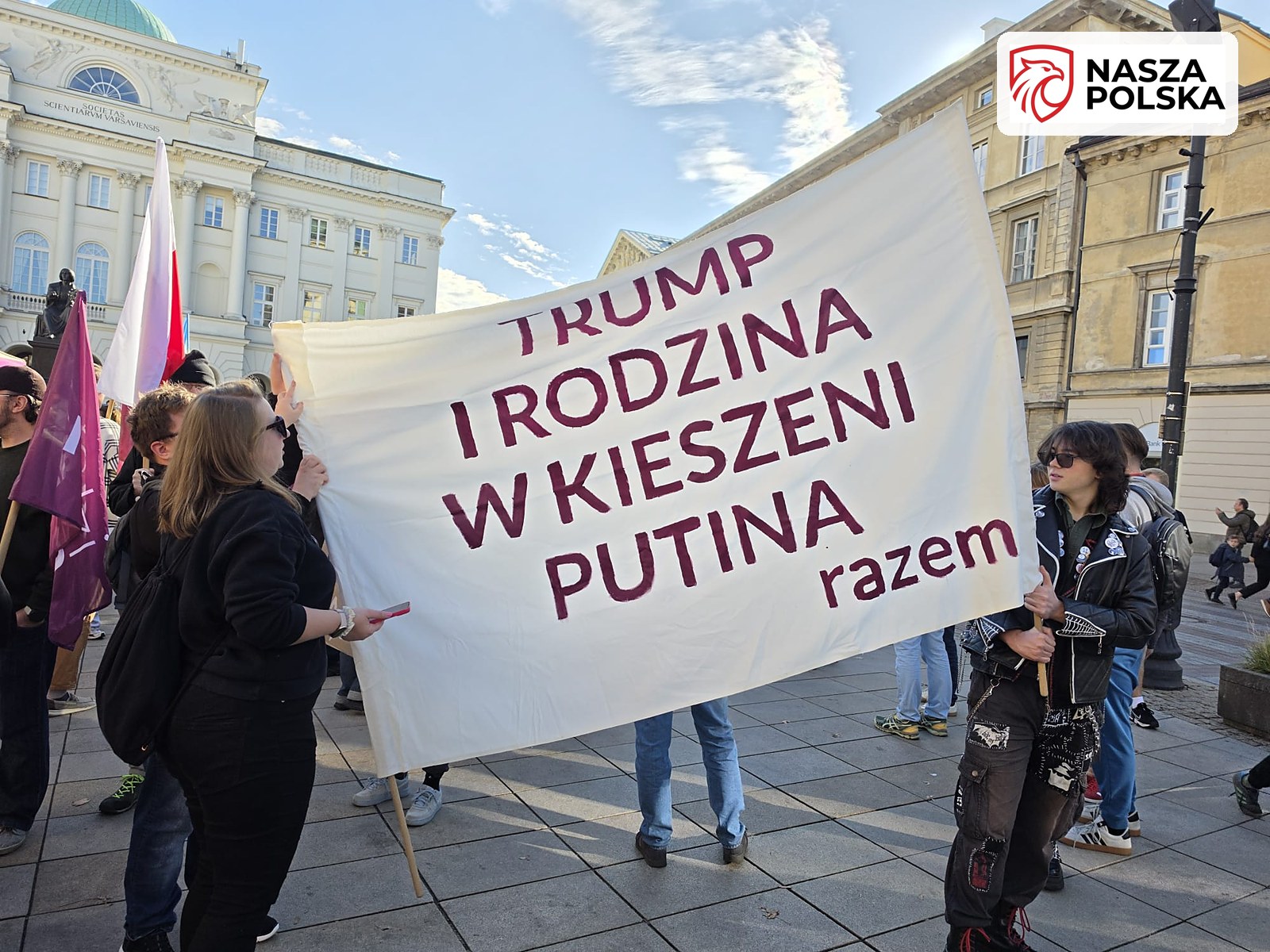 Transparent partii Razem z napisem Trump i rodzina w kieszeni Putina na manifestacji w Warszawie