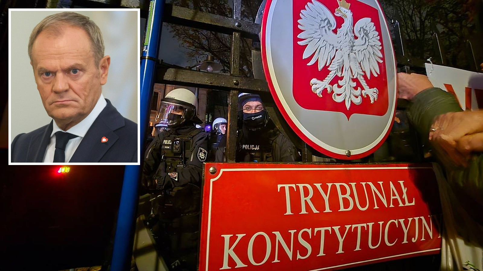 Premier Donald Tusk na tle policjantów w kaskach za bramą Trybunału Konstytucyjnego w Warszawie nocą