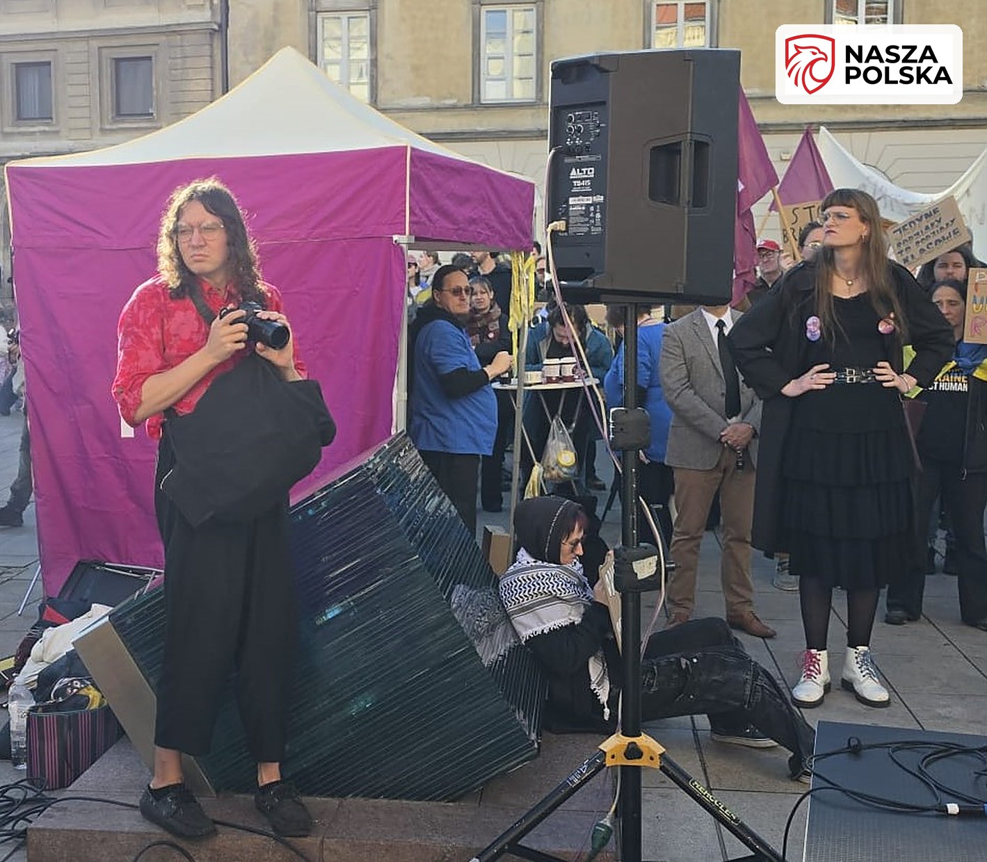 Uczestnicy manifestacji przy nagłośnieniu i namiocie organizatorów pod pomnikiem Kopernika w Warszawie