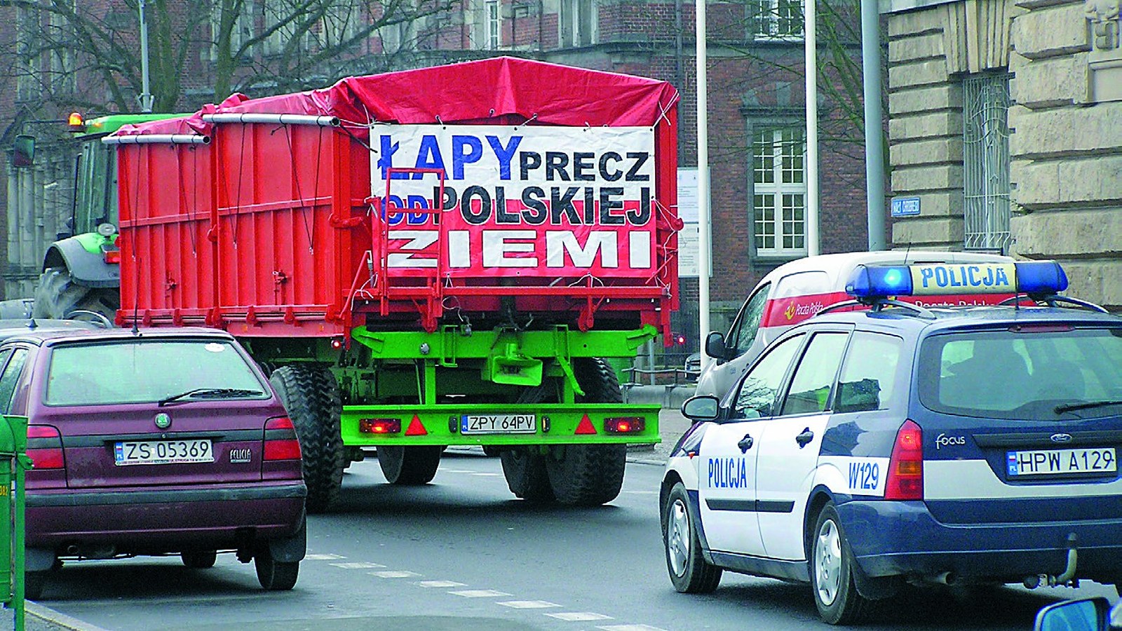 Ciężarówka z hasłem „Łapy precz od polskiej ziemi”, protest przeciw wykupowi ziemi przez cudzoziemców